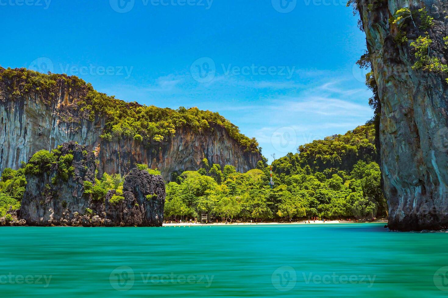 Antenne Panorama von Thailands grün, üppig tropisch Insel, National Park Insel, mit Blau und Aquamarin das Meer, und Wolken leuchtenden durch Sonnenlicht im das Hintergrund. foto