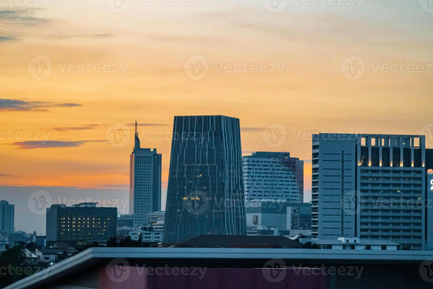 Bangkok, Thailand,2023 - - Dämmerung Antenne fotografieren von ein Metropole' Gebäude mit golden Himmel. das setzt sind kommerziell Geschäft Bezirke. foto
