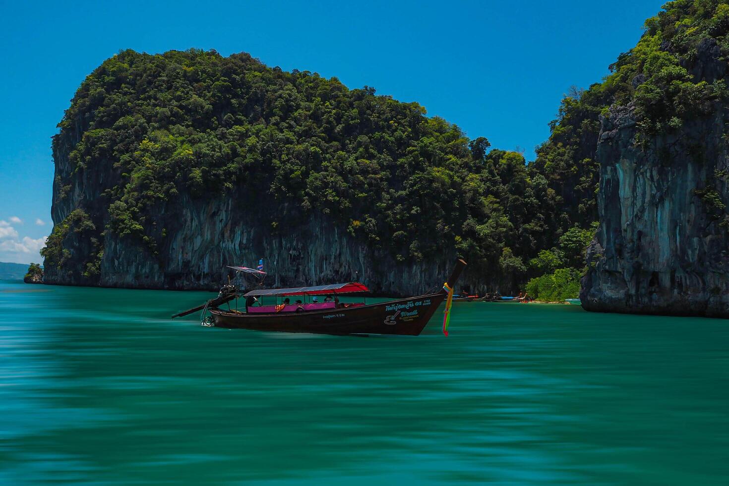 krabi, Thailand, 2017 - - Antenne Panorama von Thailands grün, üppig tropisch Insel, National Park Insel, mit Blau und Aquamarin das Meer, und Wolken leuchtenden durch Sonnenlicht im das Hintergrund. foto