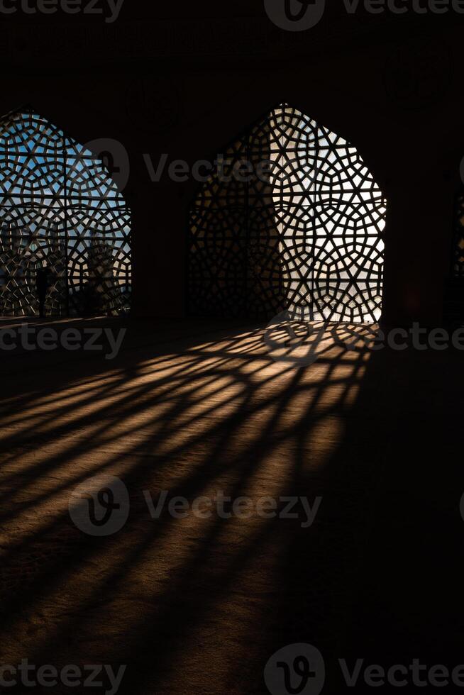 islamisch Vertikale Hintergrund Foto. Schatten von das islamisch Muster von Fenster foto