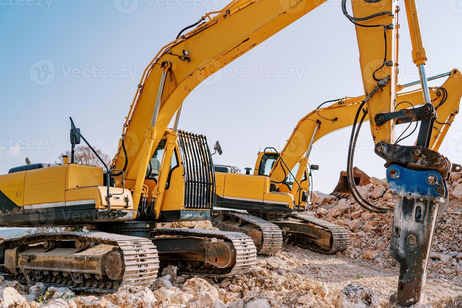 Crawler bohren rig Bohrer in felsig Boden Nächster zu ein Gelb Bagger foto