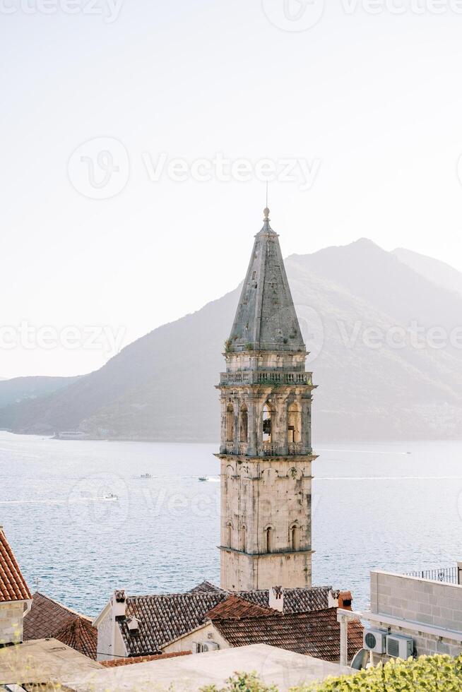 hoch uralt Glocke Turm von das Kirche von st. Nikolaus gegen das Hintergrund von das Meer. perest, Montenegro foto