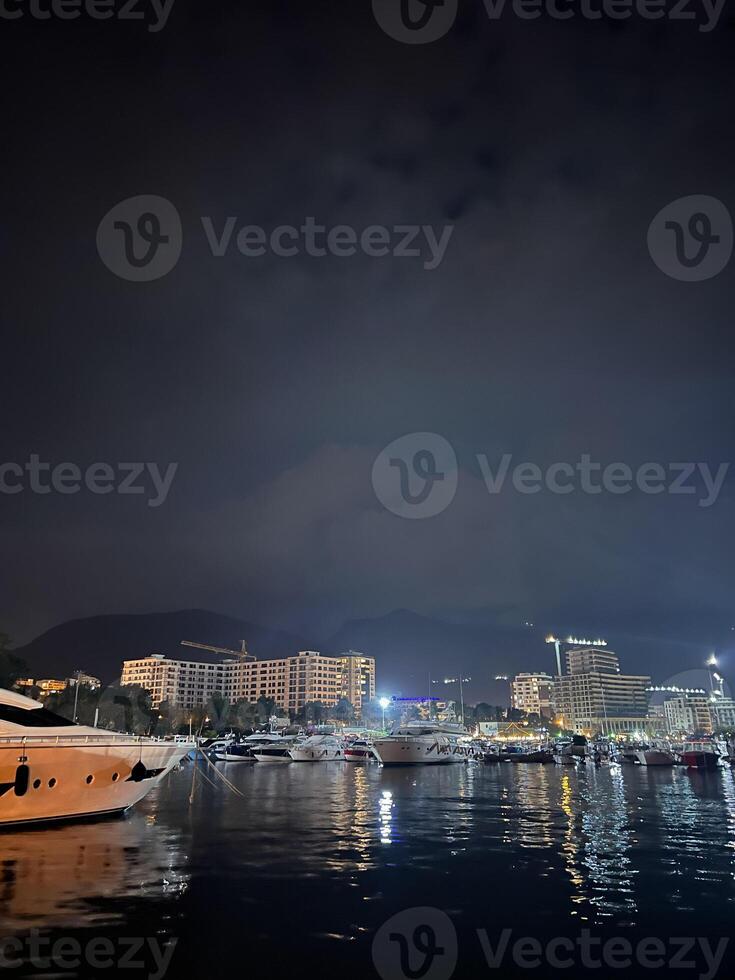 Yachten festgemacht beim das Seebrücke mit Hochhaus Gebäude auf das Ufer foto