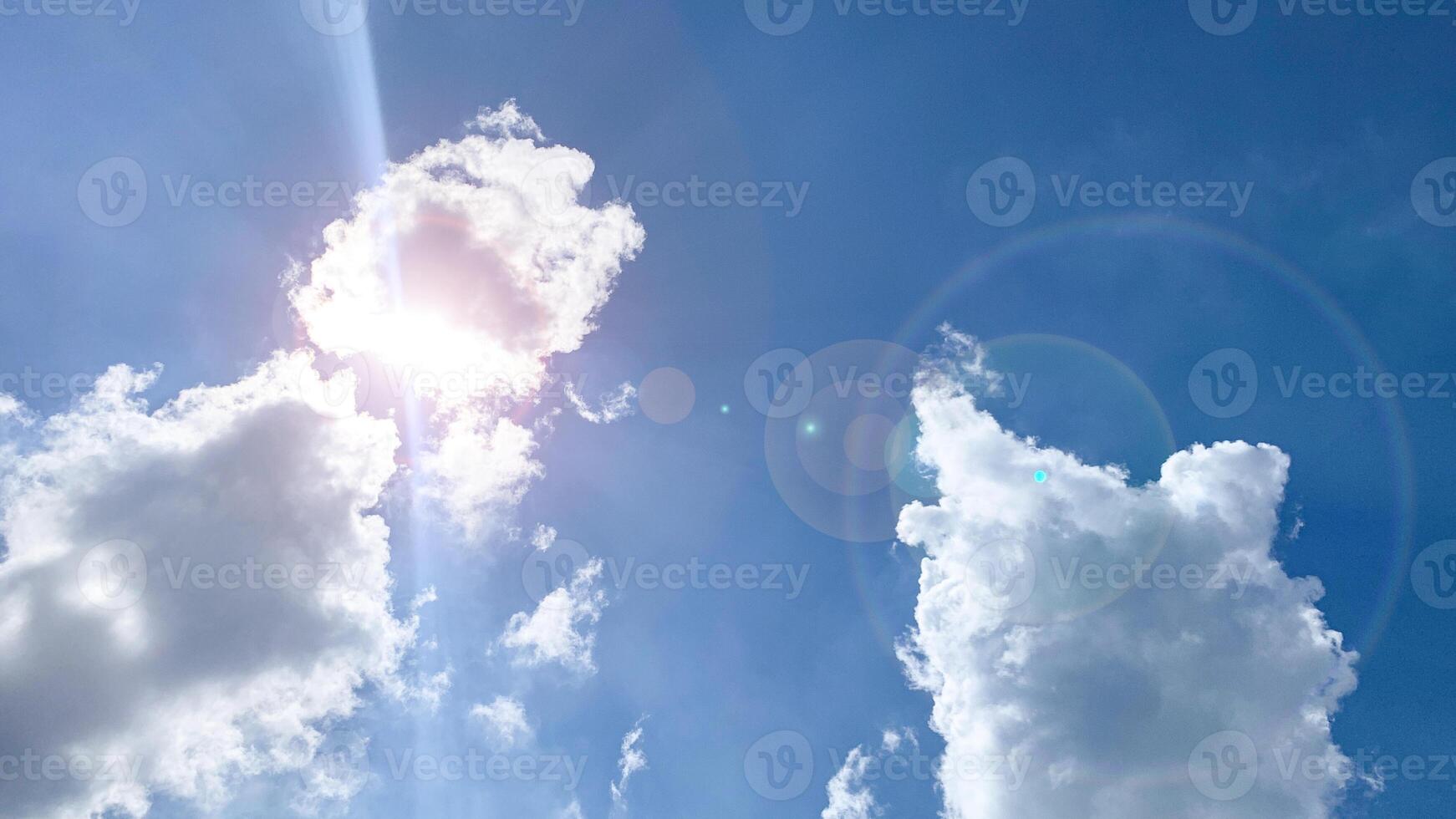 Blau Himmel mit mit leuchtenden Licht. Natur Schönheit Konzept. foto