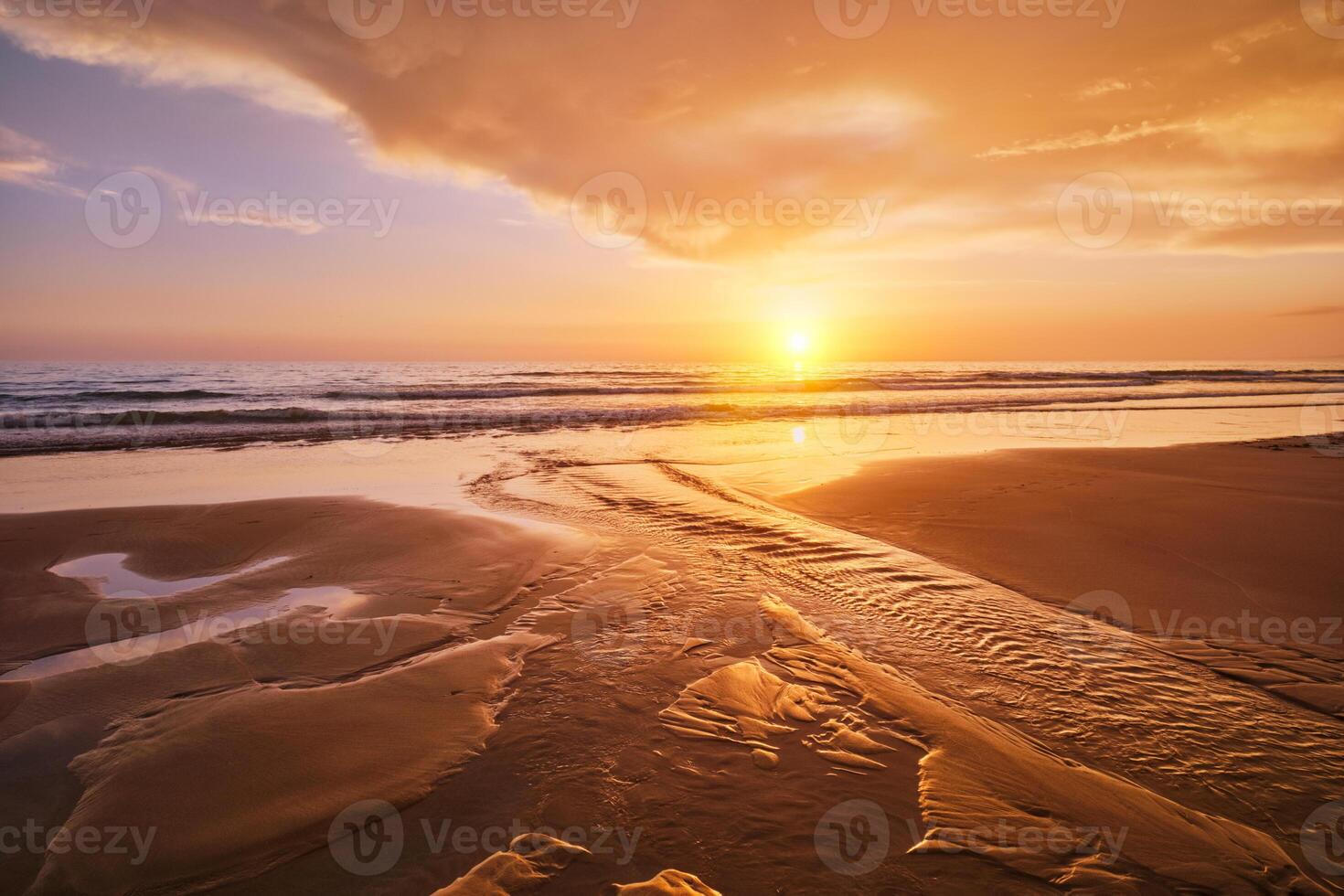 atlantisch Ozean Sonnenuntergang mit wogend Wellen beim fonte da telha Strand, Portugal foto