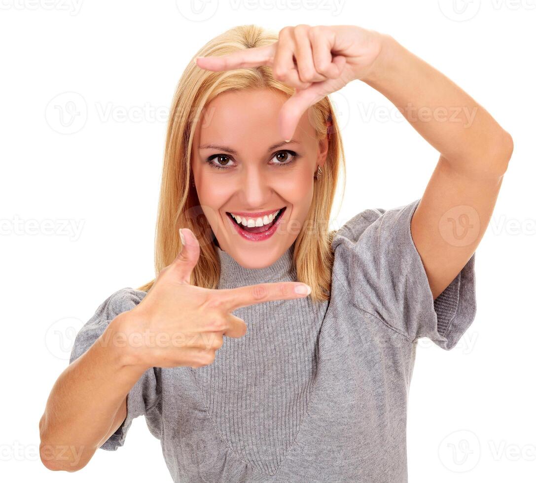 glücklich jung Frau Erstellen ein Rahmen mit ihr Finger foto