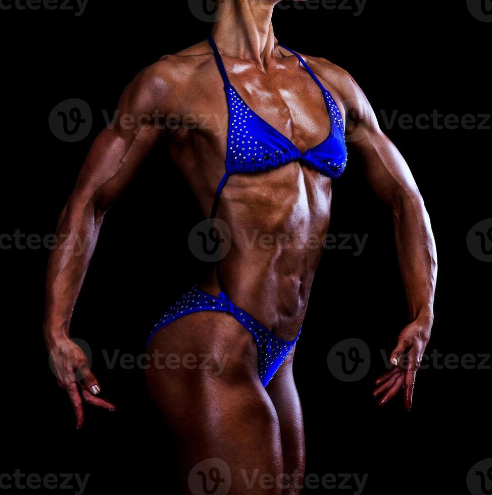 Frau Bodybuilder auf schwarz Hintergrund foto