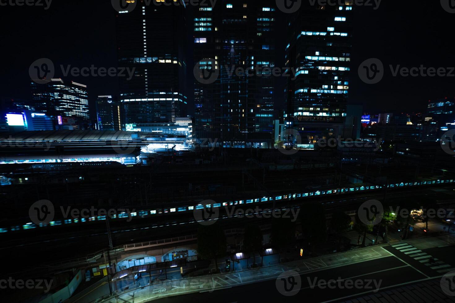 ein Nacht Panorama- Stadtbild im Vorderseite von Tokyo Bahnhof breit Schuss foto