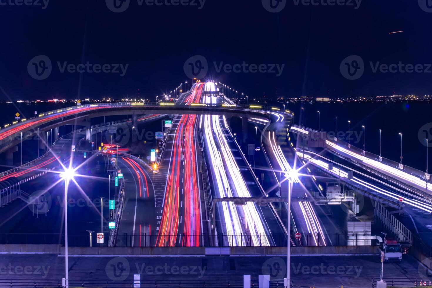 ein Nacht der Verkehr Marmelade auf das Autobahn beim Tokyo Bucht Bereich im Chiba foto