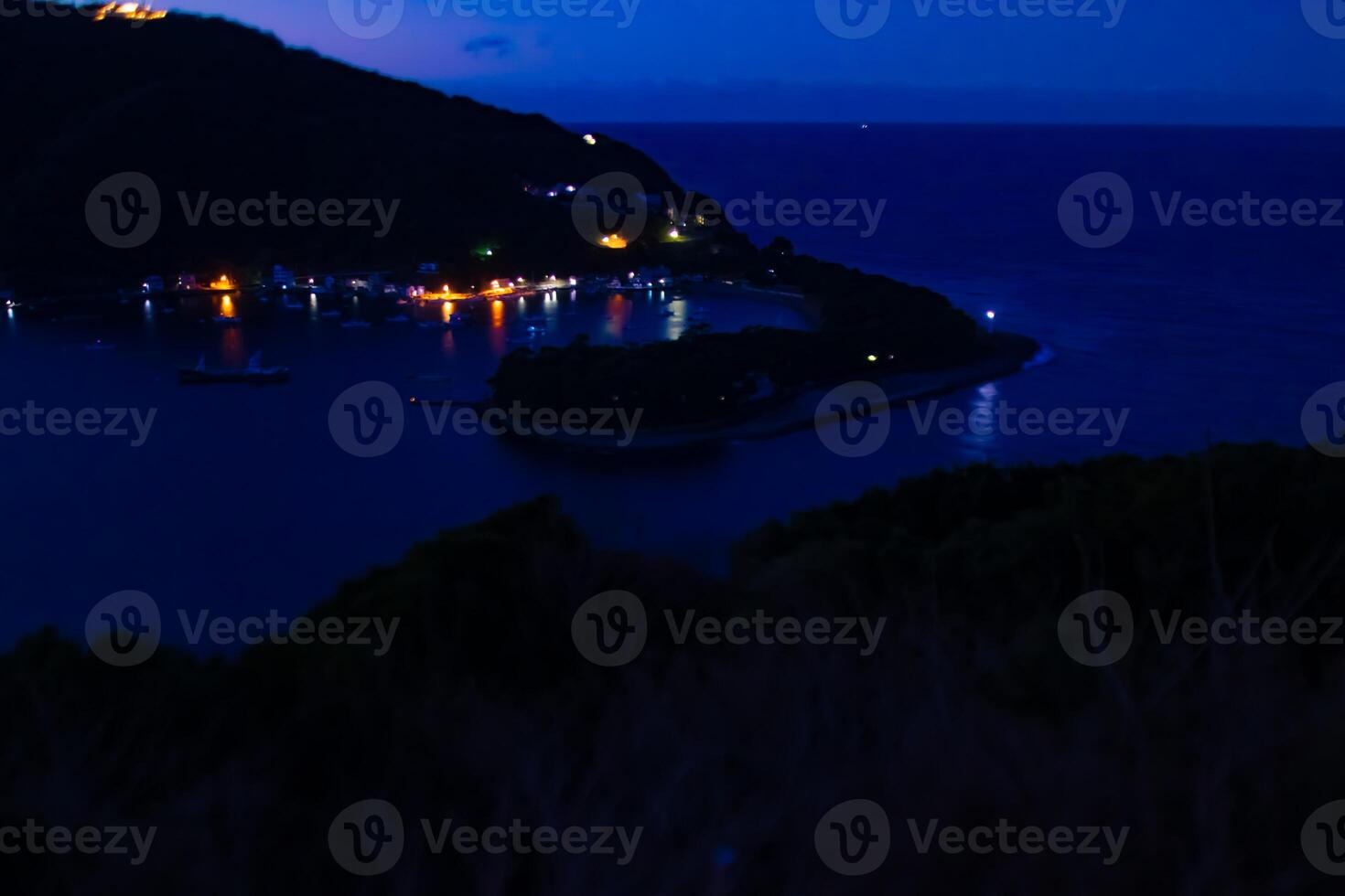 ein Dämmerung Miniatur Hafen beim das Land Seite im Shizuoka foto