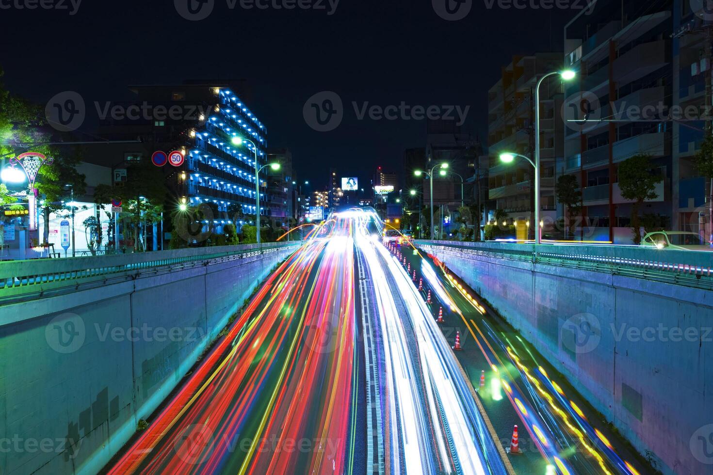 ein Nacht der Verkehr Marmelade beim das städtisch Straße im Tokyo breit Schuss foto