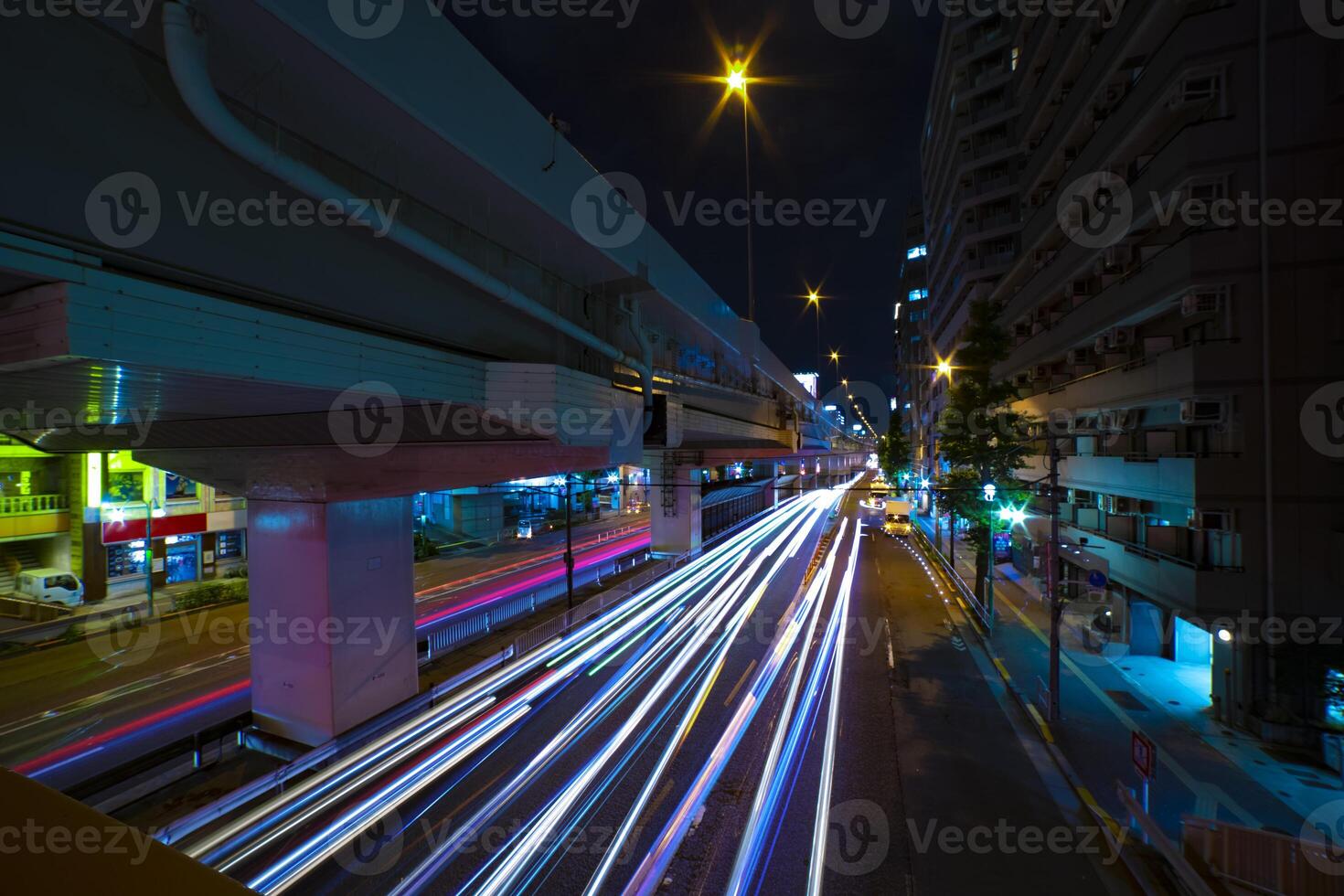 ein Nacht der Verkehr Marmelade unter das Autobahn im Tokyo breit Schuss foto