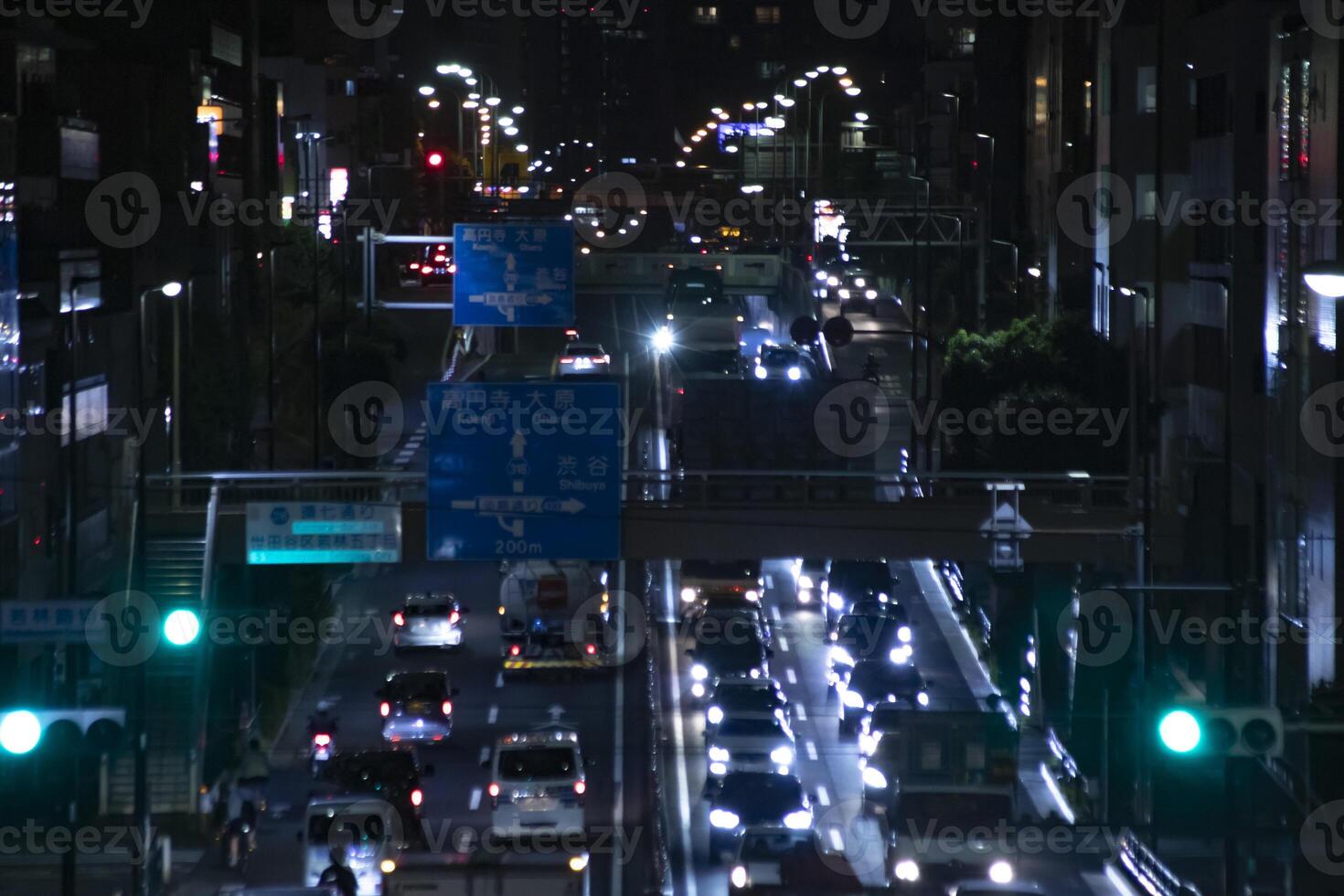 ein Nacht der Verkehr Marmelade beim das städtisch Straße im Tokyo lange Schuss foto