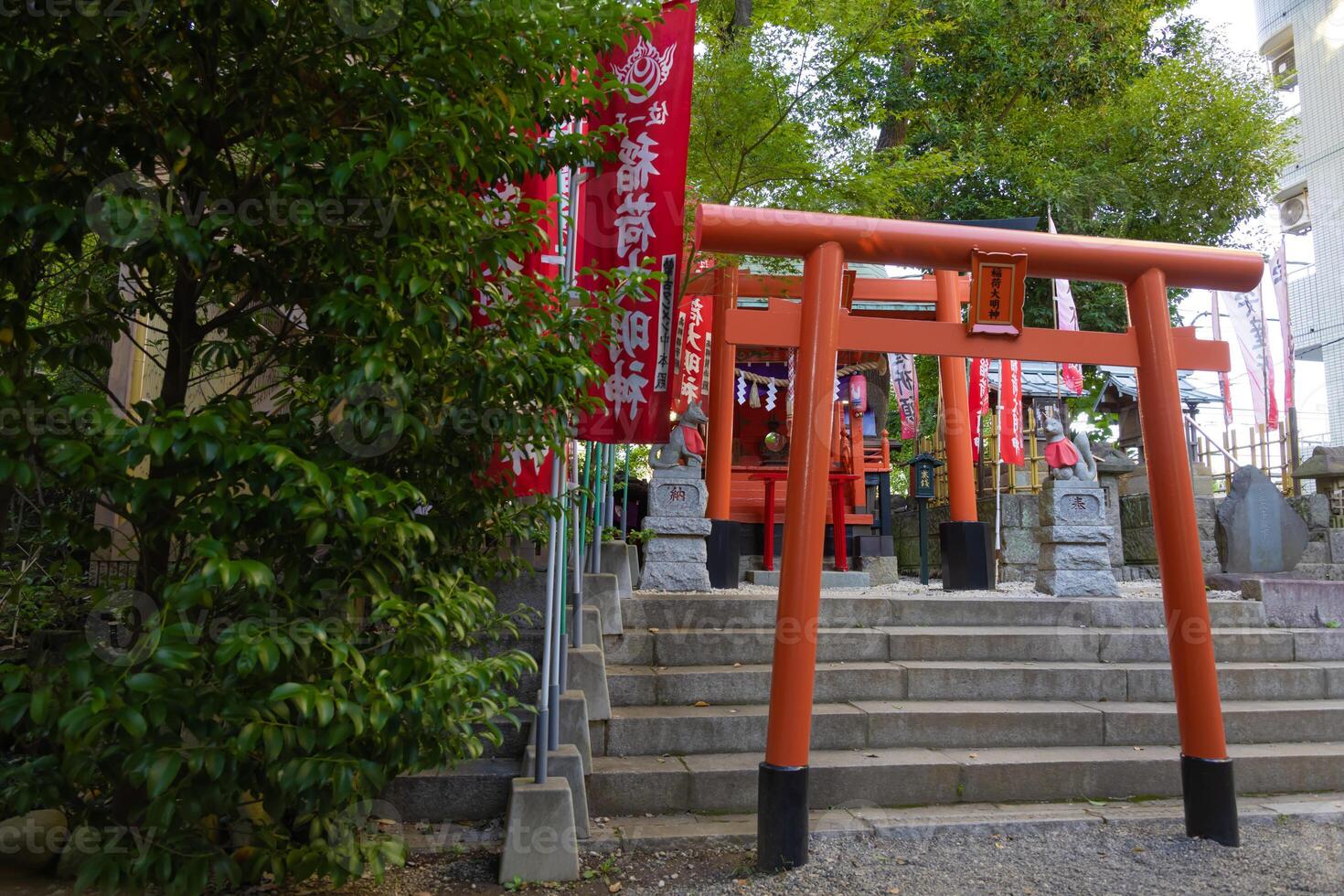ein traditionell Tor beim japanisch Schrein foto
