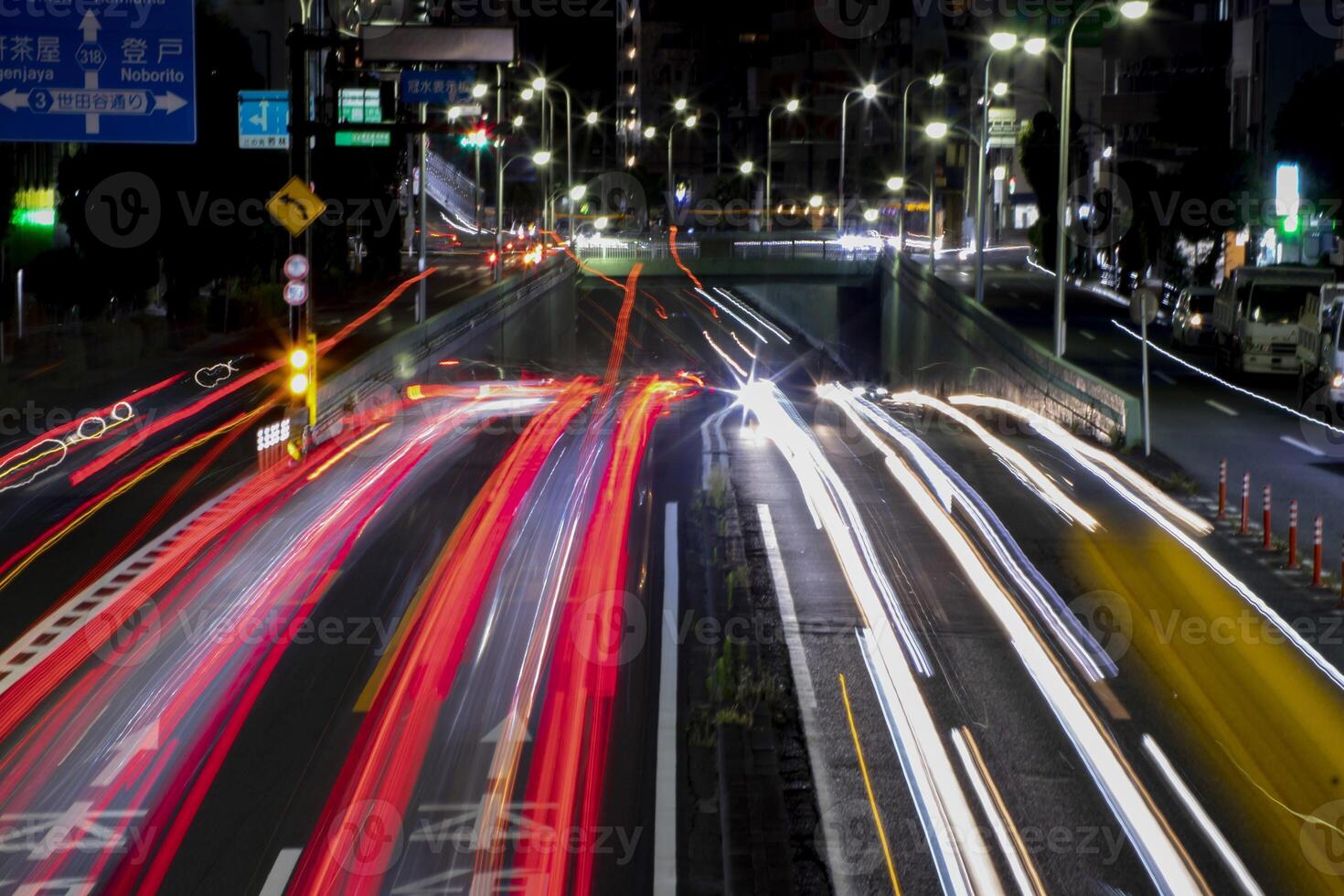 ein Nacht der Verkehr Marmelade beim das städtisch Straße im Tokyo lange Schuss foto