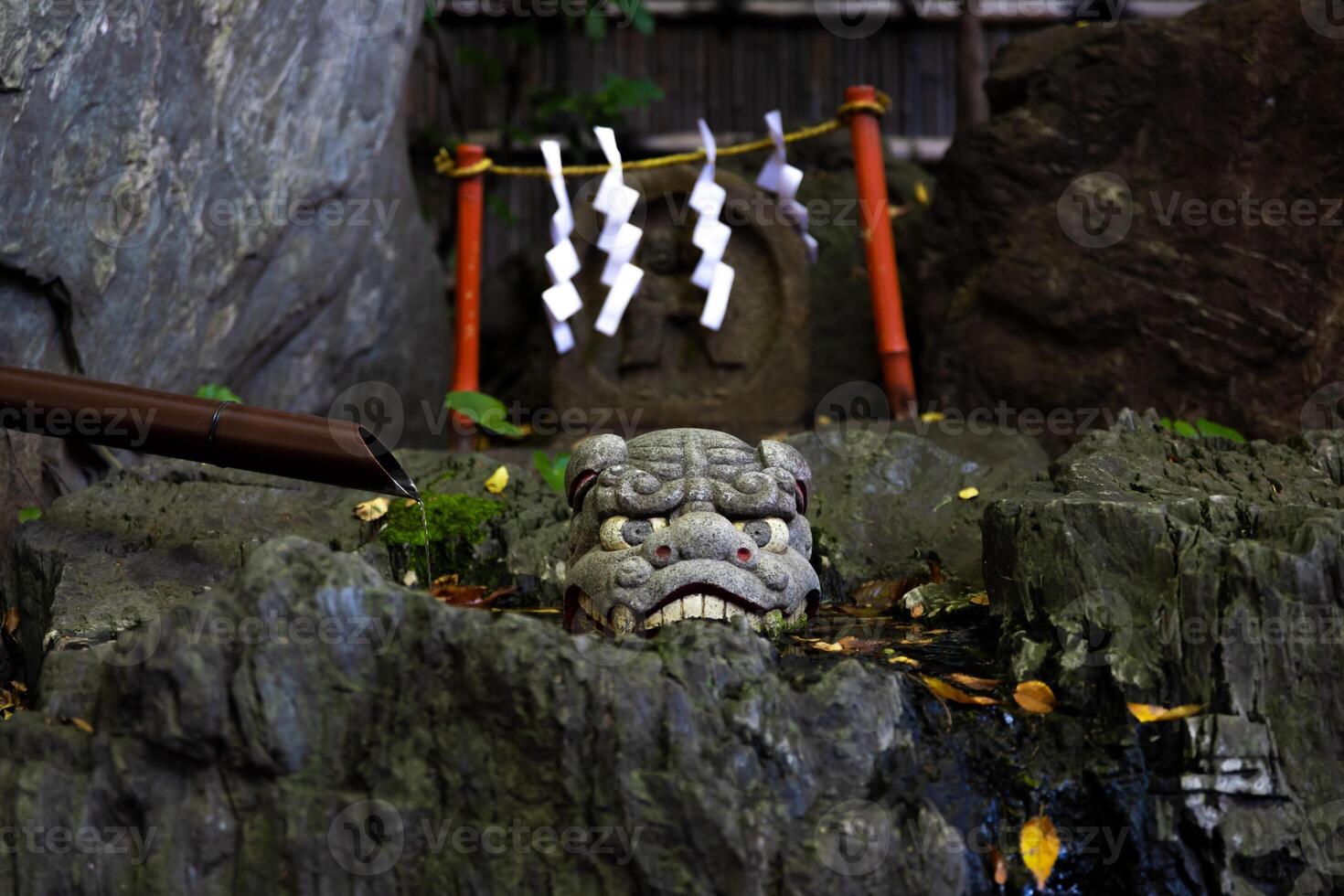 ein Statue von Wächter Hund beim japanisch Schrein foto