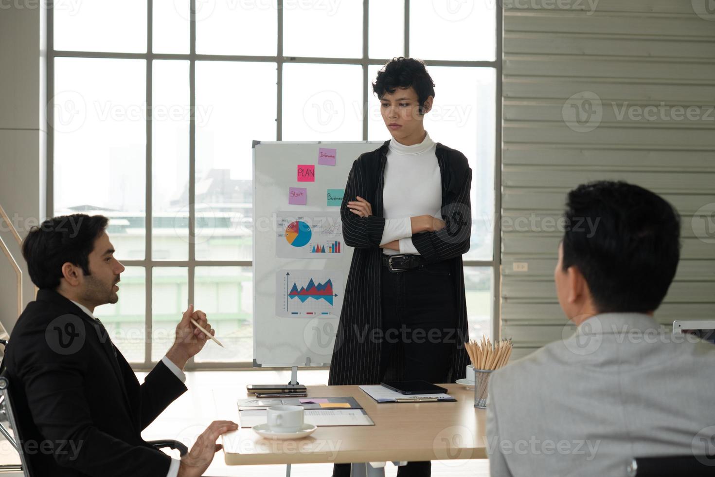 Junge kaukasische Manager diskutieren über Projekt mit multiethnischen Geschäftsteams im Büro foto