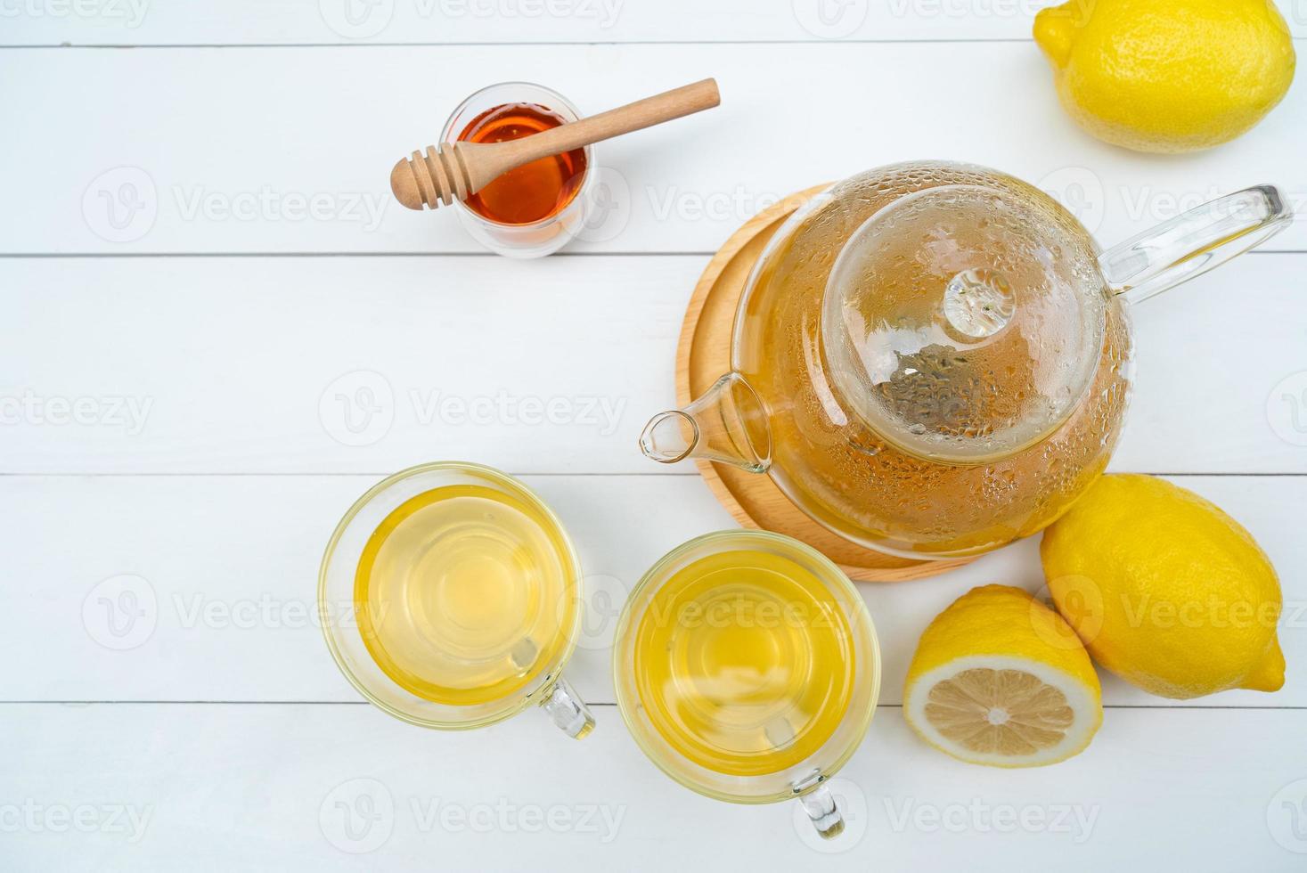 Heißer Nachmittagstee mit Honig und Zitrone auf dem Tisch im Café serviert? foto