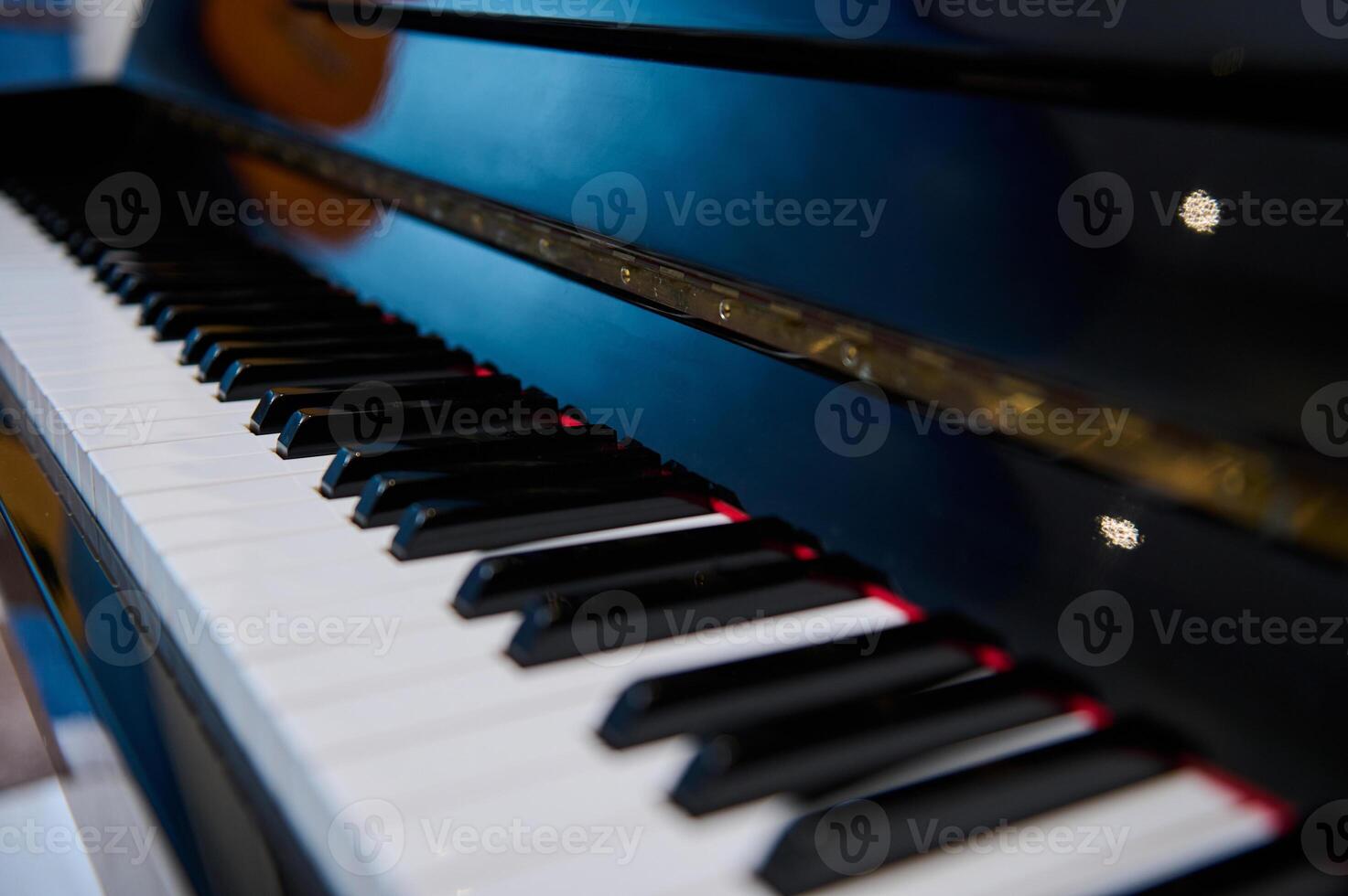 Makro Schuss von Ebenholz und Elfenbein Schlüssel von Jahrgang schwarz Klavier Schlüssel. Weiß und schwarz Tastatur von Klavier. großartig Klavier. Kopieren Raum zum Werbung Text foto