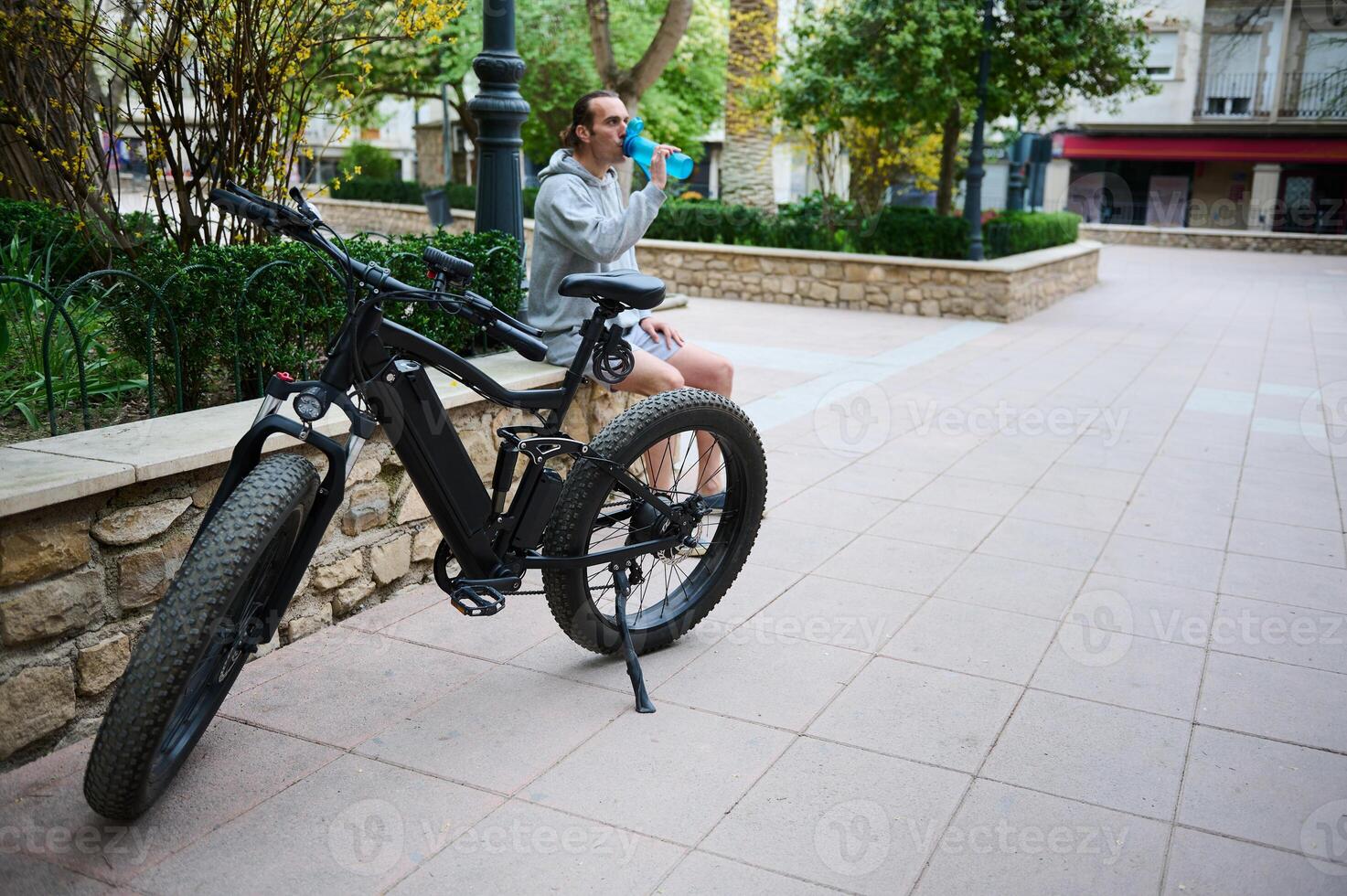 elektrisch Fahrrad Motorrad Fahrrad zum teilen. E-Bike im das Stadt, geparkt und bereit zum vermieten. Fahrrad Teilen Stadt Bedienung foto