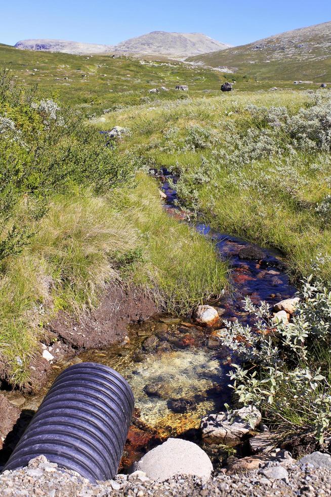 kleiner roter Fluss am Vavatn-See. Hemsedal, Norwegen. foto