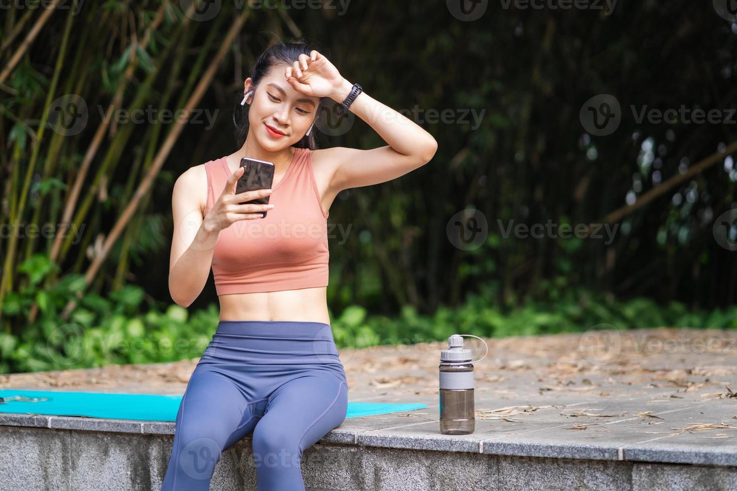 junge asiatische frau, die übung im park macht foto