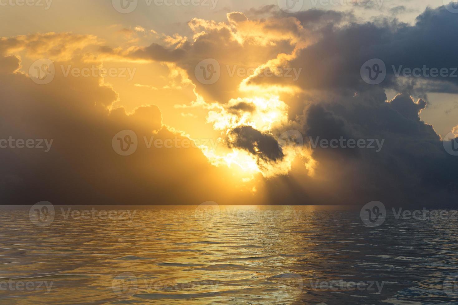 Naturlandschaft mit dramatischem Sonnenuntergang foto