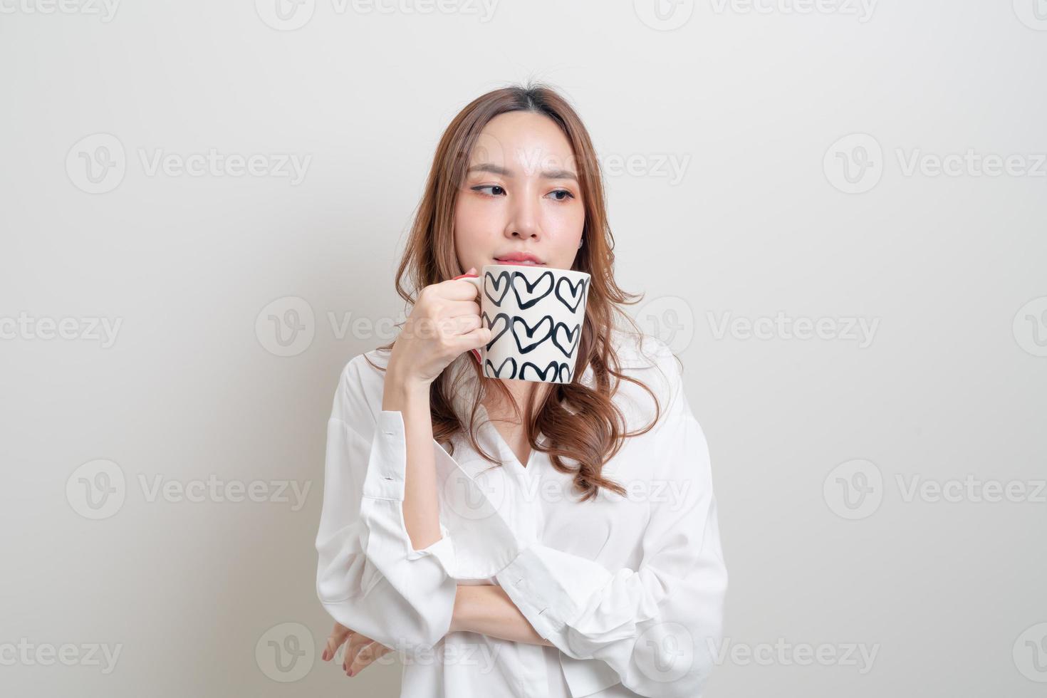 Porträt schöne asiatische Frau mit Kaffeetasse oder Tasse foto