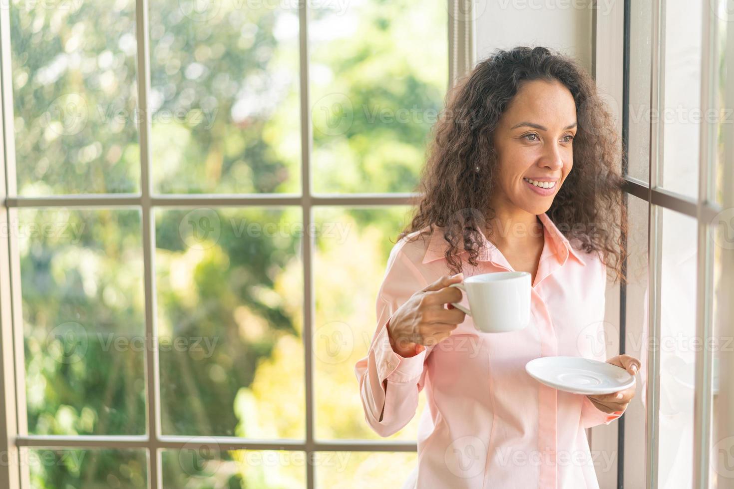 schöne lateinische frau trinkt kaffee foto