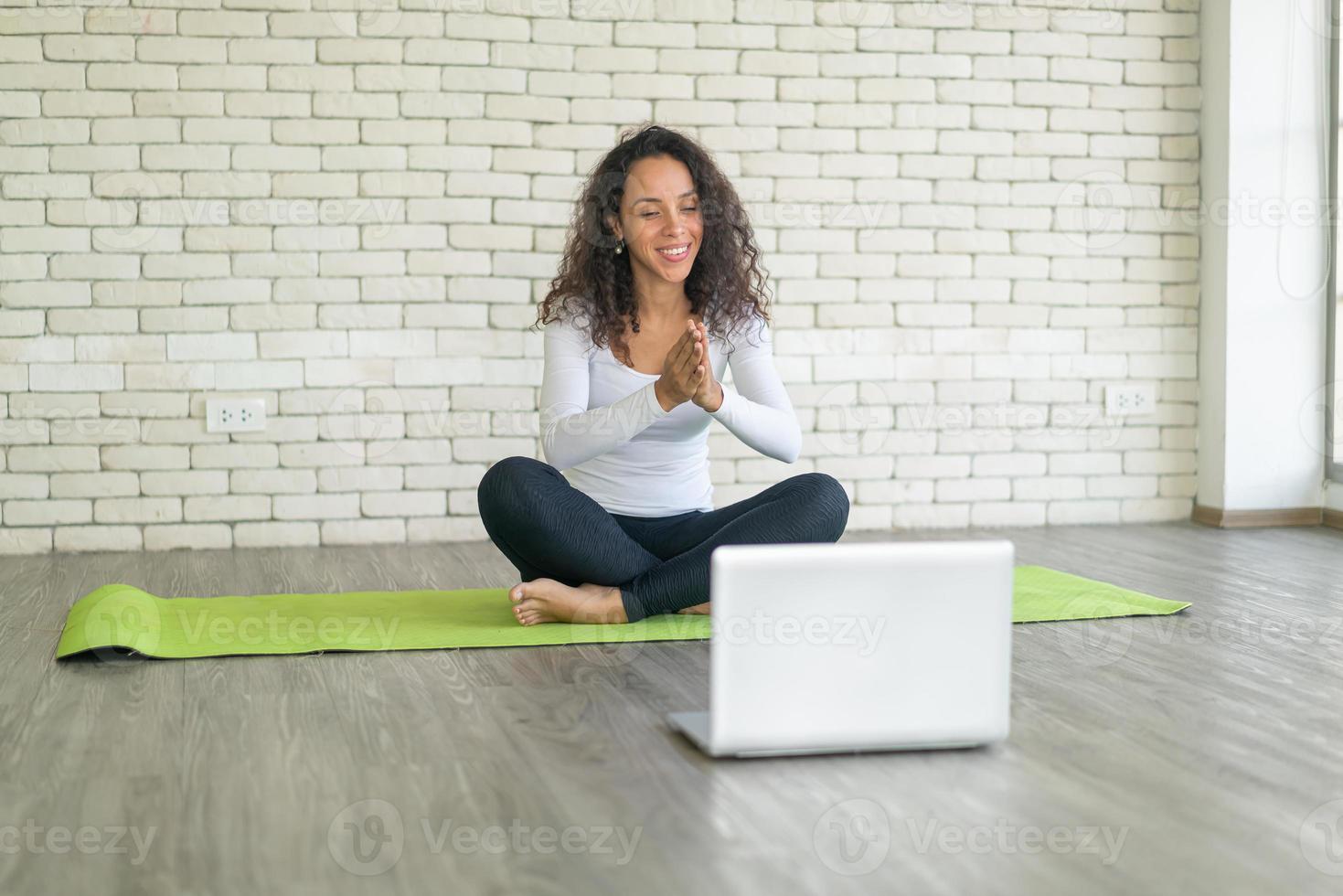 lateinische frau, die yoga online unterrichtet foto