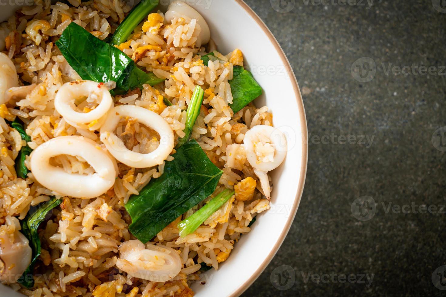 gebratener Reis mit Tintenfisch oder Oktopus foto