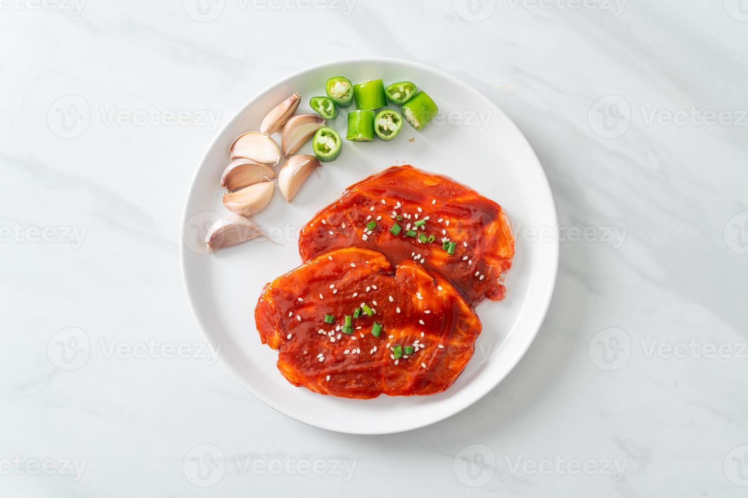 Schweinefleisch koreanisch mariniert oder frisches Schweinefleisch roh mariniert mit koreanischer scharfer Paste foto