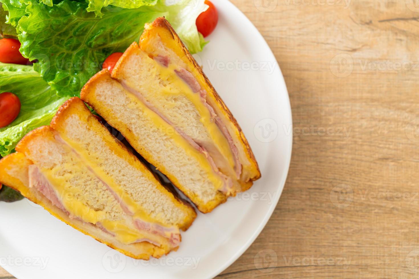 hausgemachter Sandwich-Schinken-Käse mit Salat foto