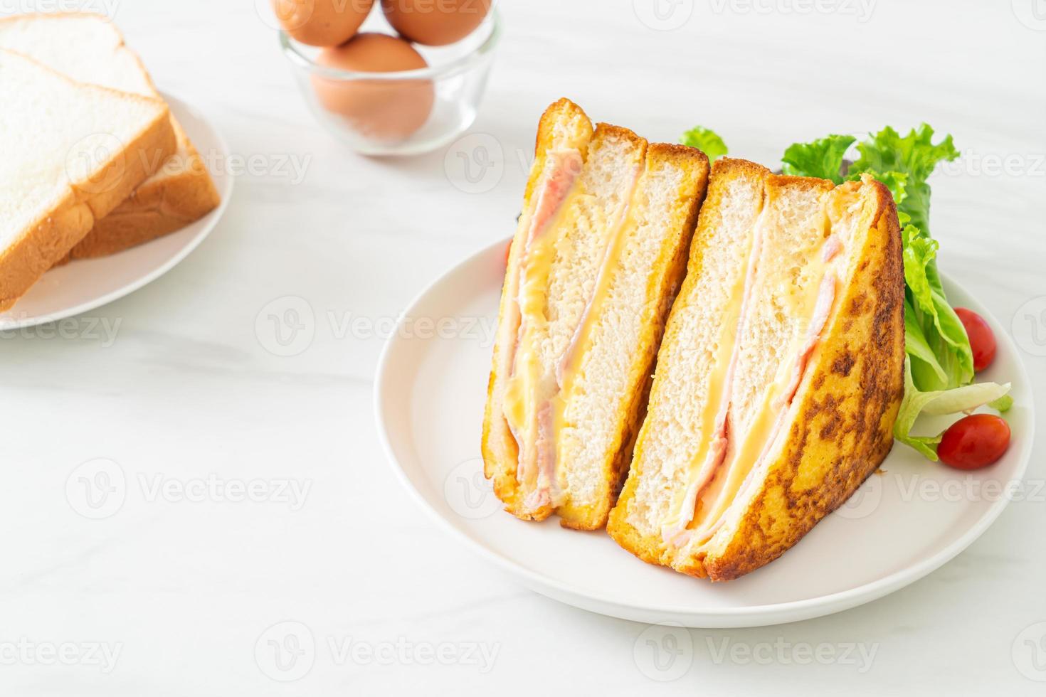 hausgemachter Sandwich-Schinken-Käse mit Salat foto