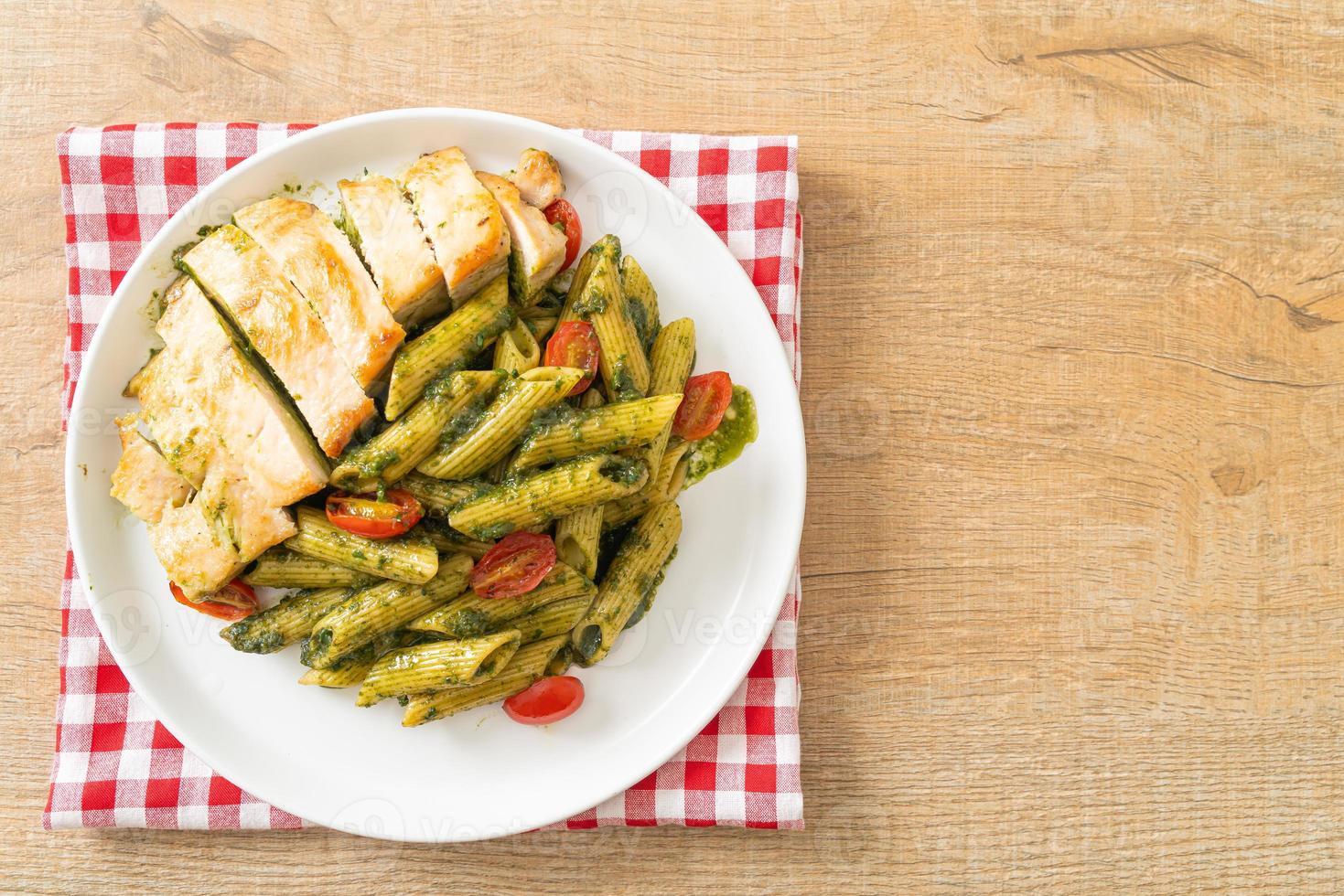 Penne-Nudeln in Pestosauce mit gegrilltem Hähnchen foto