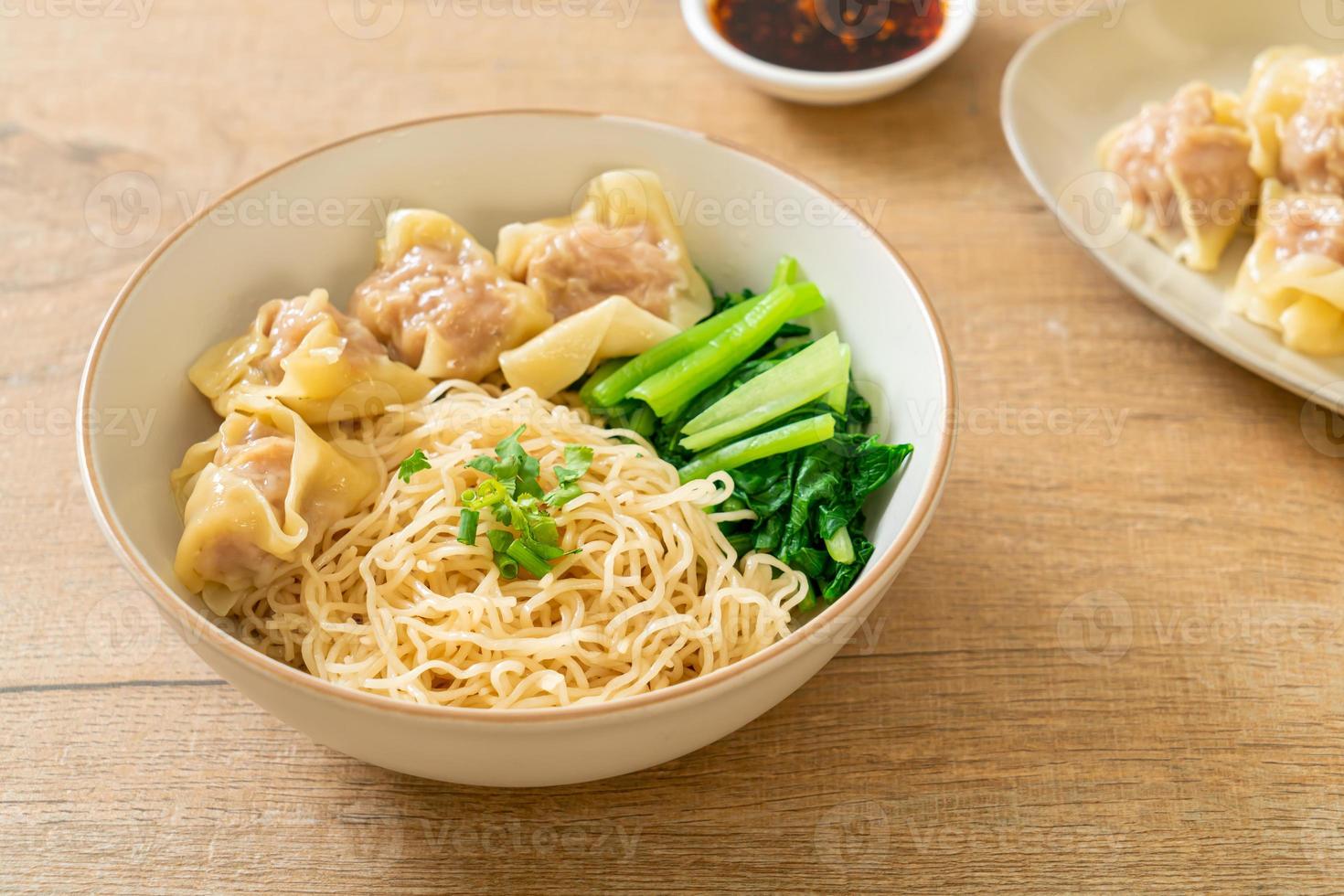 getrocknete Eiernudeln mit Schweinefleisch Wonton oder Schweineknödel ohne Suppe foto