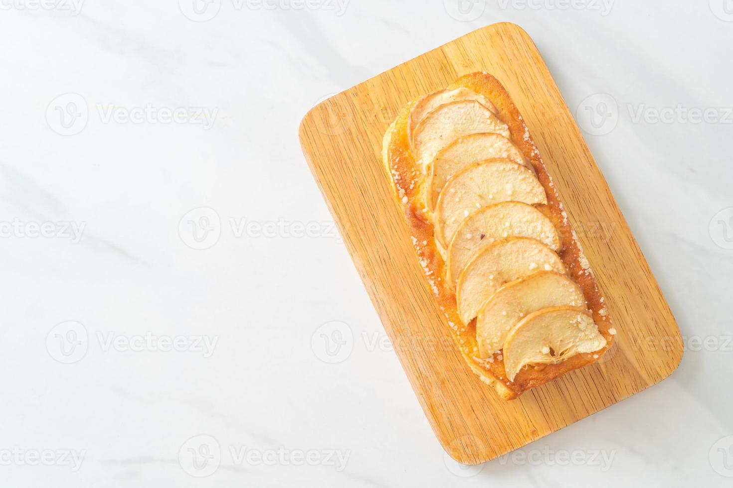 Apfelkuchen auf Holzbrett zerbröselt foto