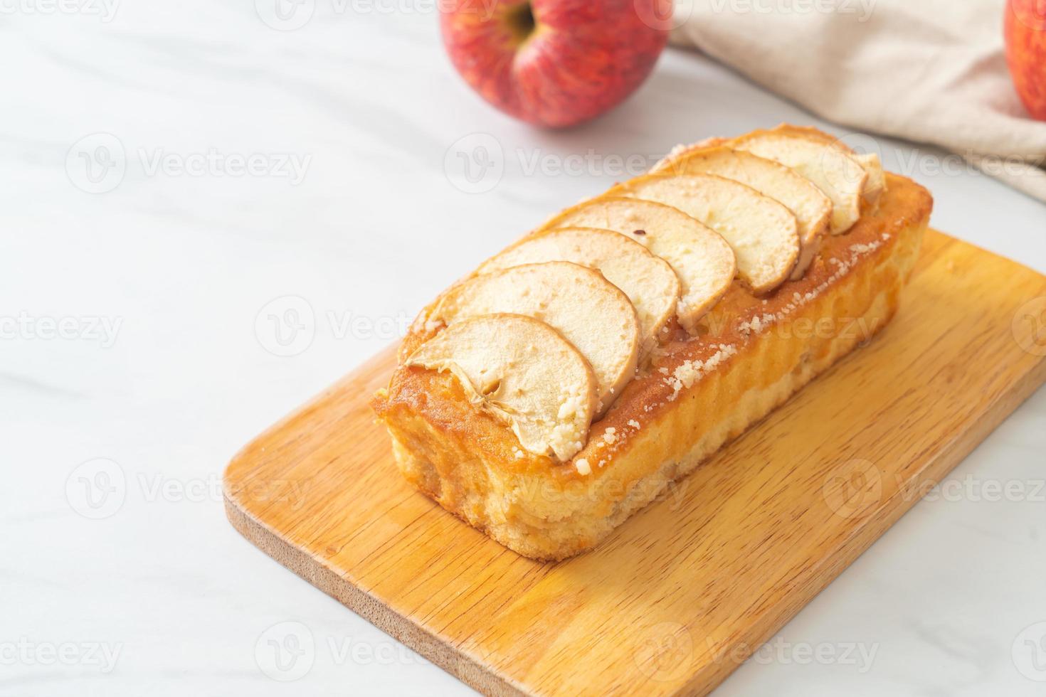 Apfelkuchen auf Holzbrett zerbröselt foto