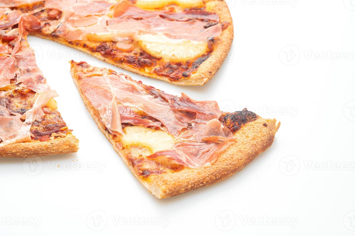 Pizza mit Prosciutto oder Parmaschinken Pizza auf weißem Hintergrund foto