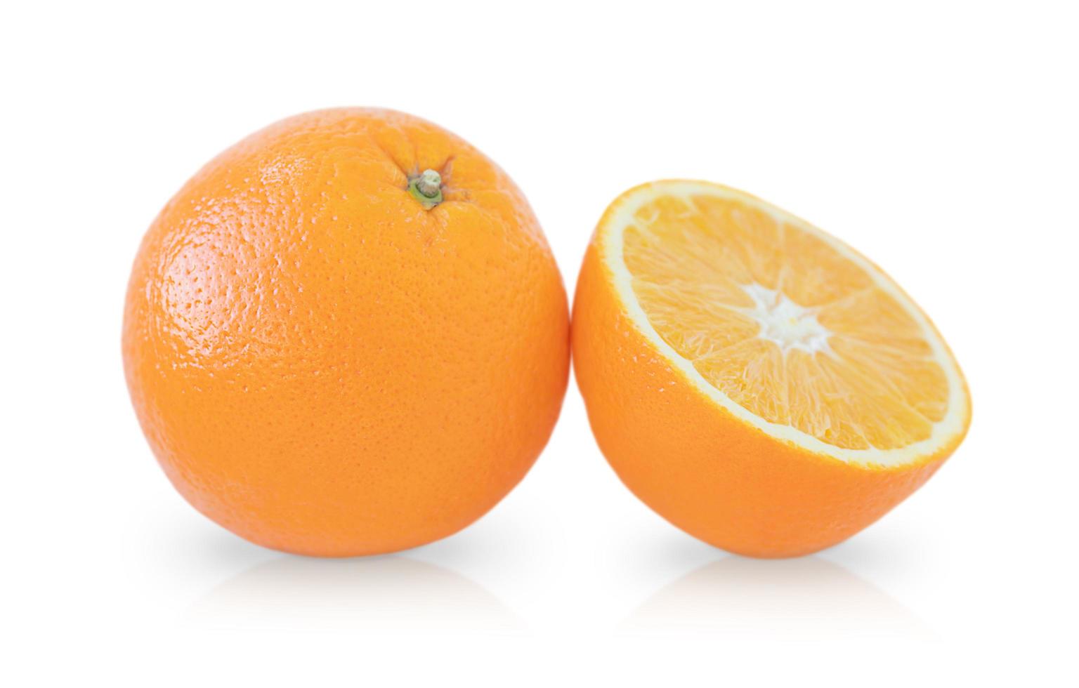 ganze Orange und die Hälfte isoliert auf weißer Oberfläche foto