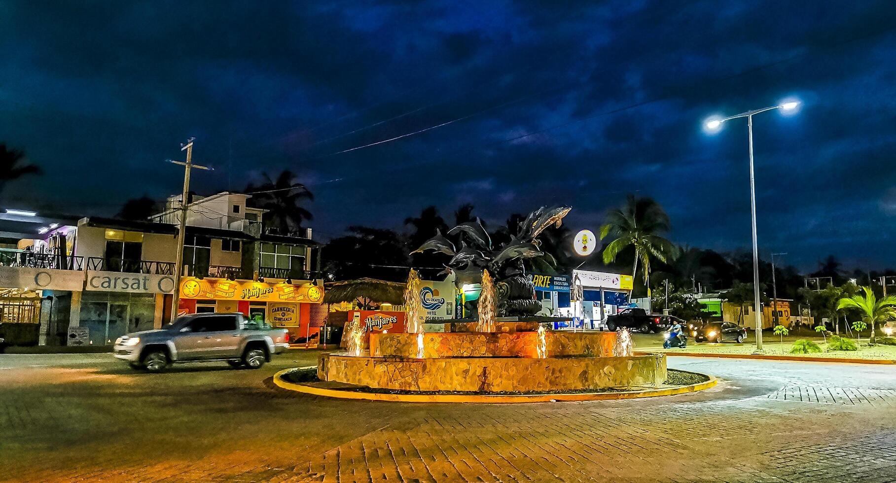 puerto escondido Oaxaca Mexiko 2023 beschäftigt Straße Straße Fahren Autos der Verkehr Marmelade der Verkehr Kreis Nacht. foto