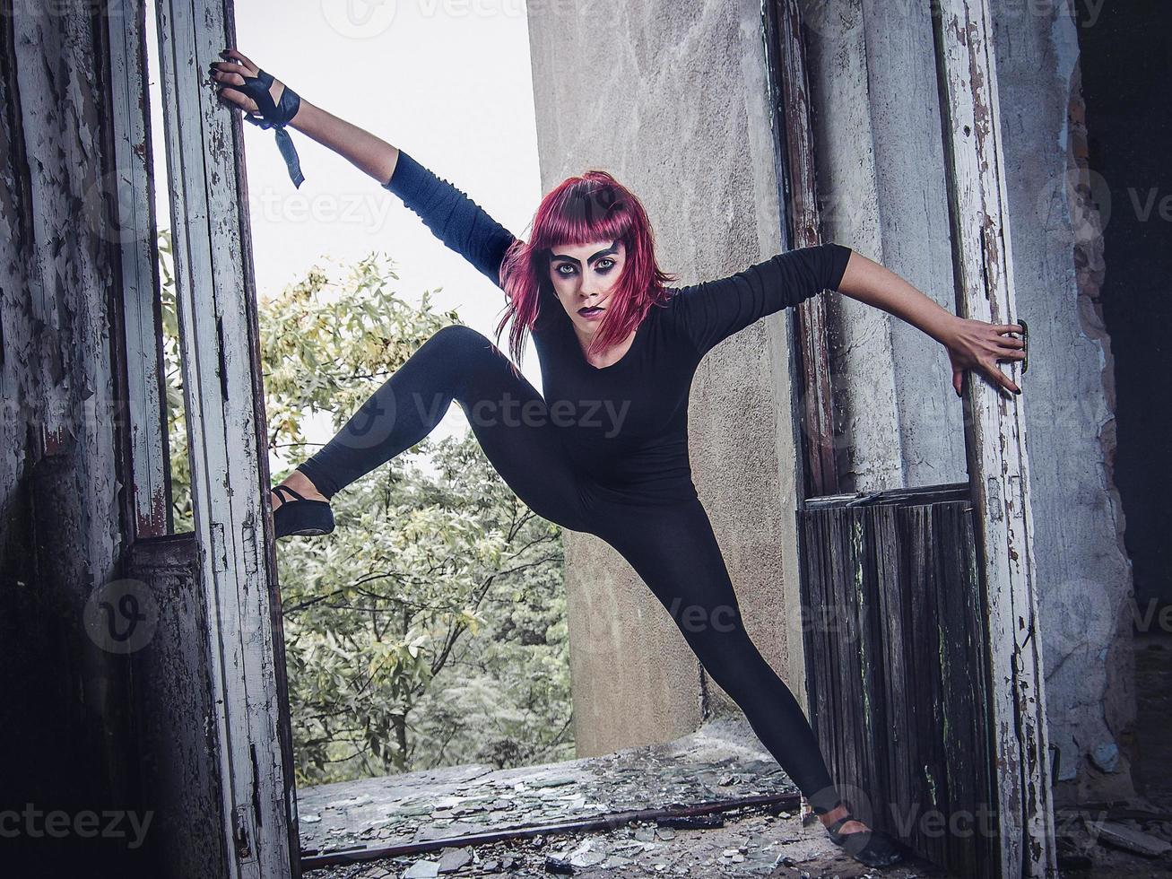 Mädchenmodell in Schwarz mit rosa Haaren foto