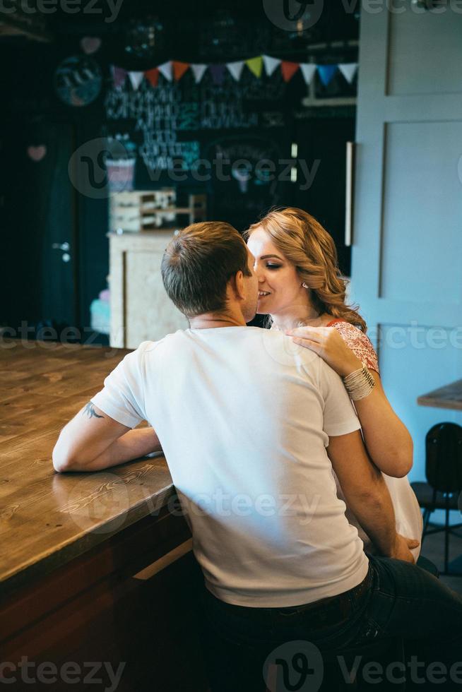 Ein Mann und ein Mädchen treffen sich in einem Stadtcafé foto