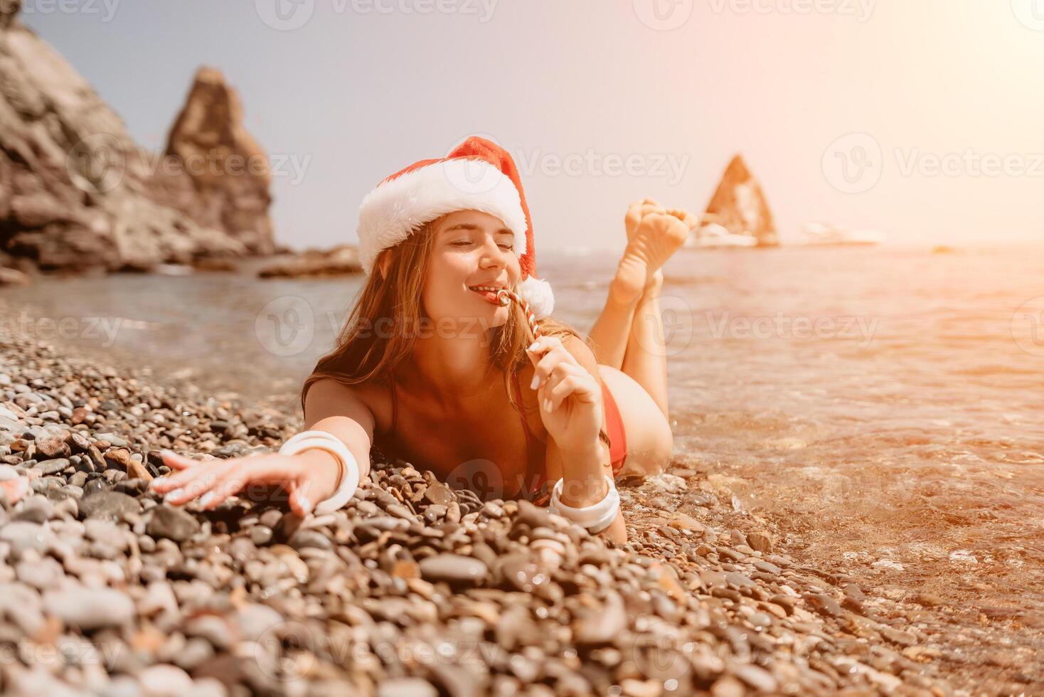 Frau Reise Meer. glücklich Tourist genießen nehmen Bild auf das Strand zum Erinnerungen. Frau Reisender im Santa Hut sieht aus beim Kamera auf das Meer Bucht, Teilen Reise Abenteuer Reise foto