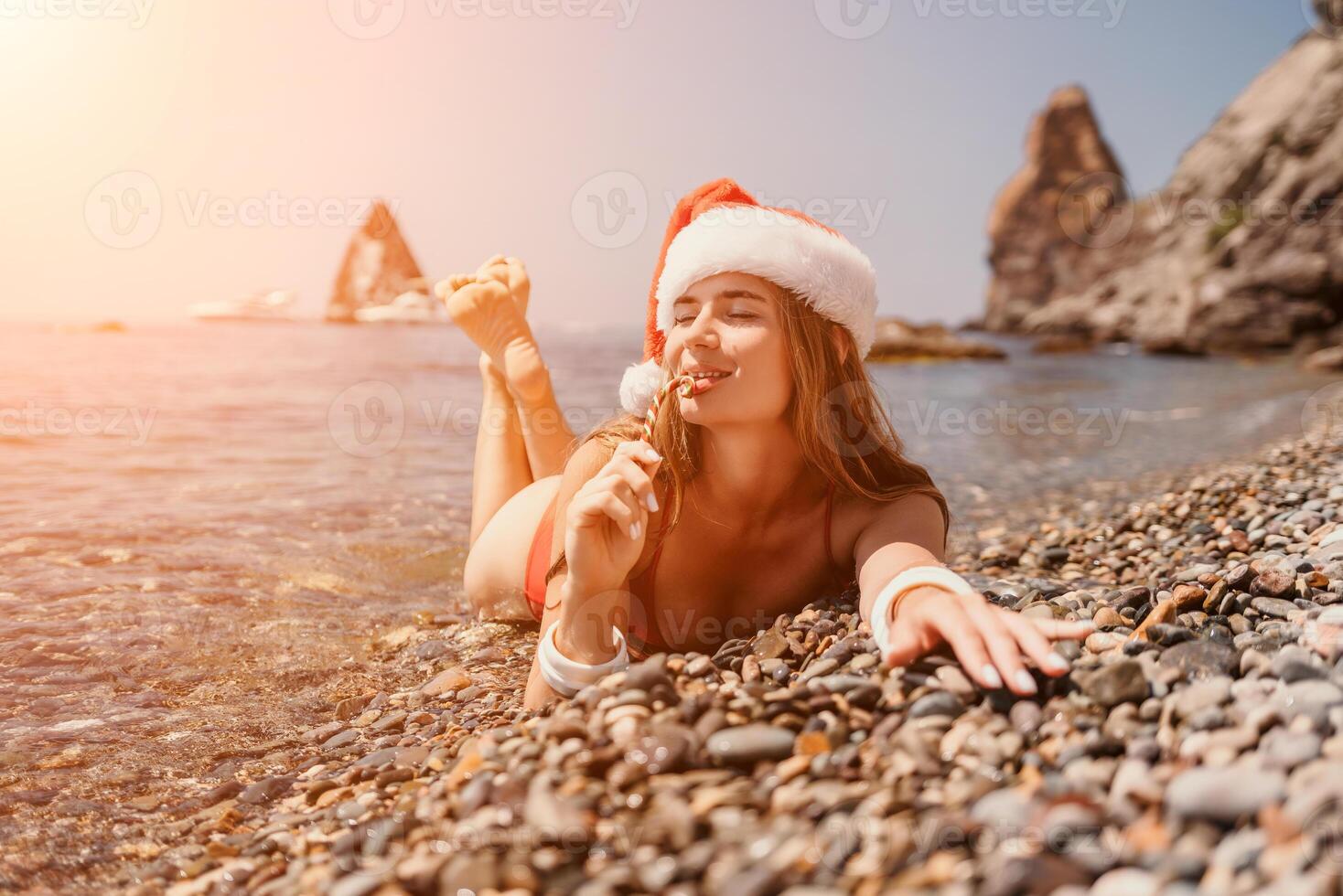 Frau Reise Meer. glücklich Tourist genießen nehmen Bild auf das Strand zum Erinnerungen. Frau Reisender im Santa Hut sieht aus beim Kamera auf das Meer Bucht, Teilen Reise Abenteuer Reise foto