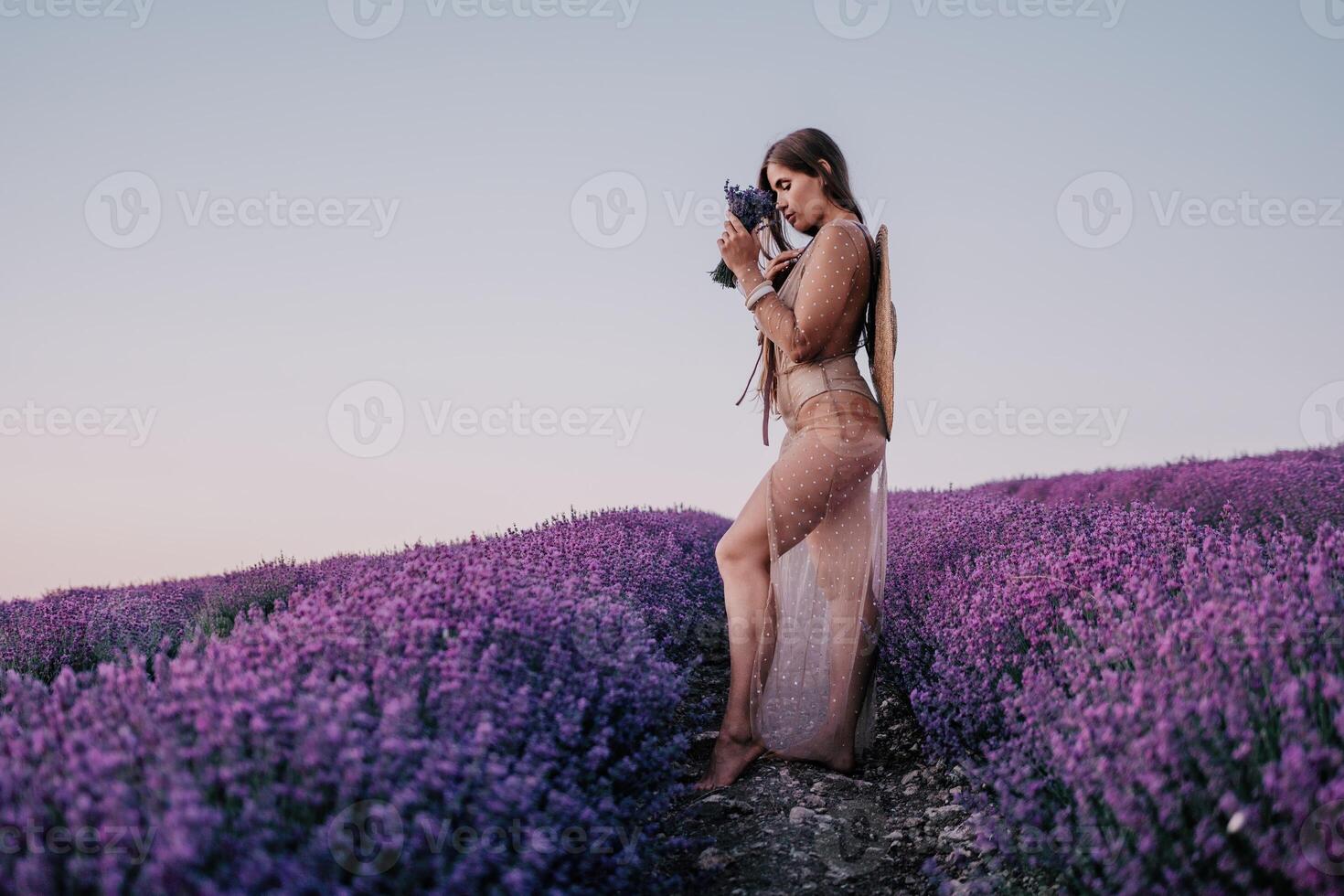 Frau Lavendel Feld. glücklich sorglos Frau im Beige Kleid und Hut mit groß Rand riechen ein Blühen Lavendel auf Sonnenuntergang. perfekt zum inspirierend und warm Konzepte im Reise und Fernweh. schließen oben foto