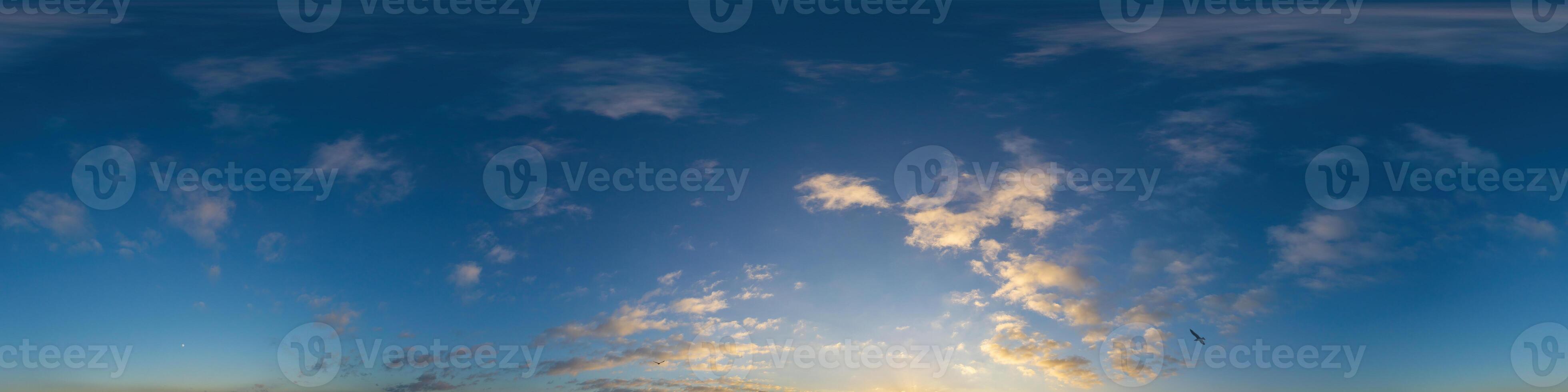 dunkel Blau Sonnenuntergang Himmel Panorama mit Kumulus Wolken. nahtlos hdr Pano im kugelförmig gleichwinklig Format. Komplett Zenit zum 3d Visualisierung, Spiel und Himmel Ersatz zum Antenne Drohne 360 Panoramen. foto