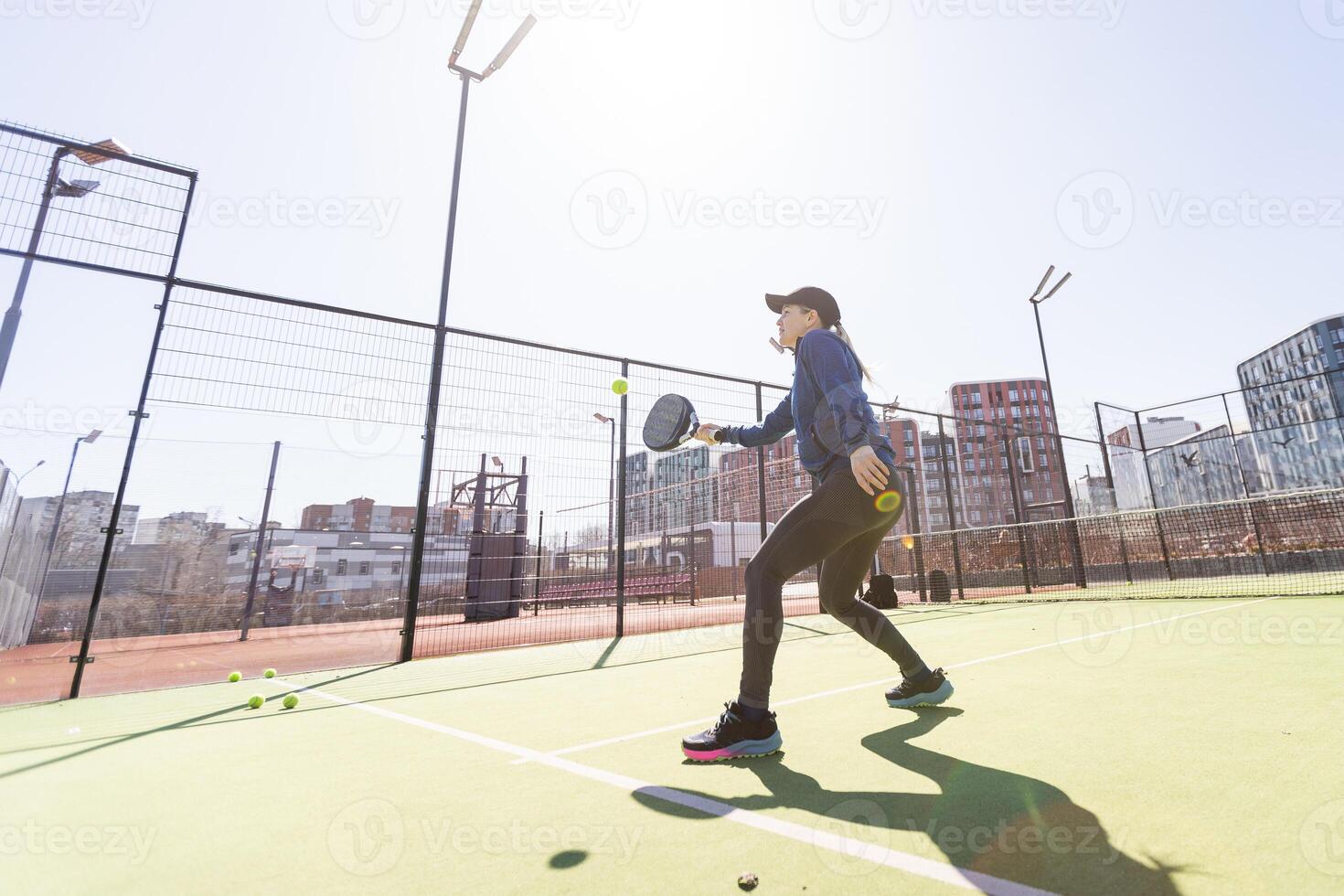 Frau spielen Paddel Tennis draußen. foto