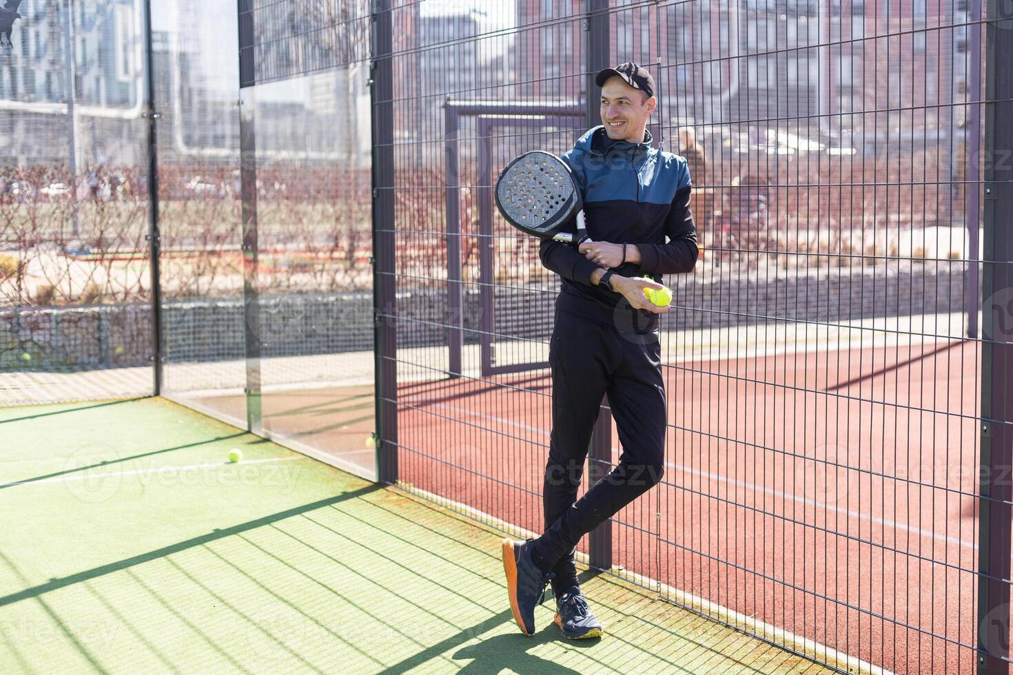 Paddel Tennis Trainer Lehren auf ein Wohn Paddel Gericht, Vorderseite Aussicht foto