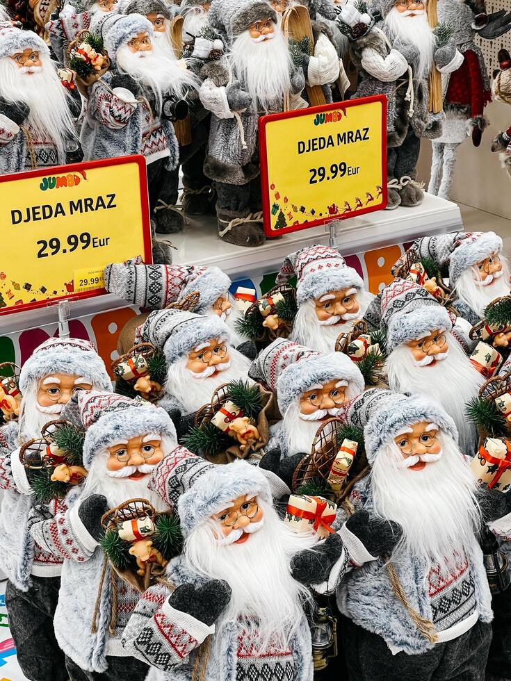 Podgorica, Montenegro - - 25 Dezember 2022. zahlen von Santa claus sind auf das Regale im das Supermarkt foto